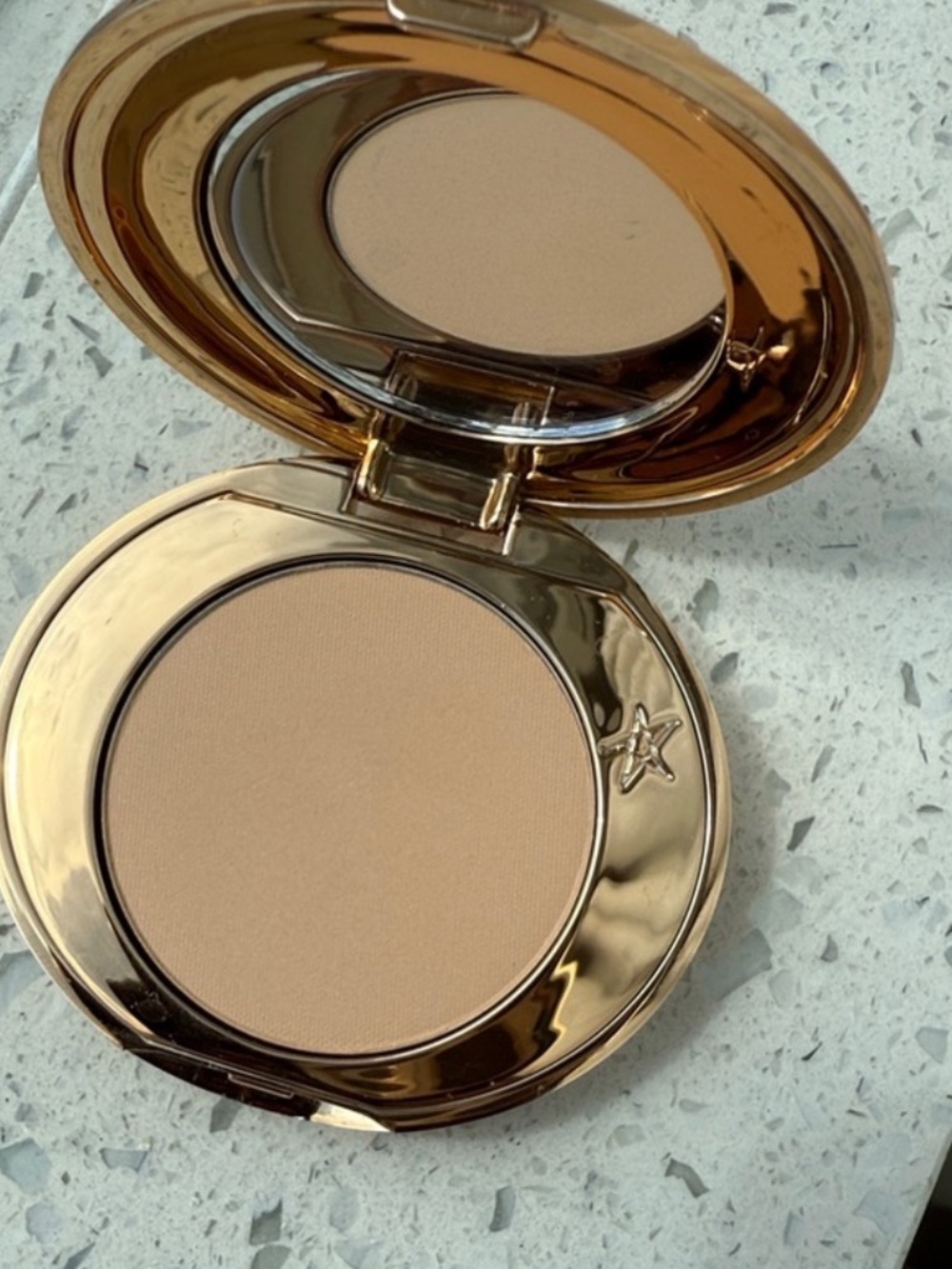 Mini Charlotte Tilbury Powder Medium - Picture 2 of 3